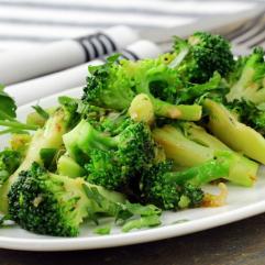 Рецепти:  Смачний салат із броколі