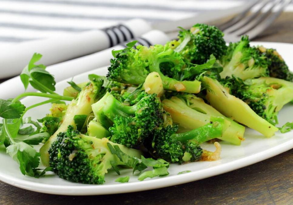 Рецепти:  Смачний салат із броколі