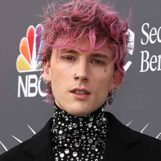 Machine Gun Kelly показав створення татуювань на своєму тілі