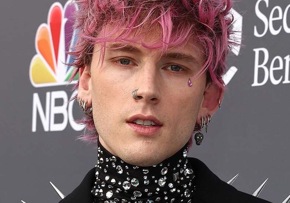 Machine Gun Kelly показав створення татуювань на своєму тілі