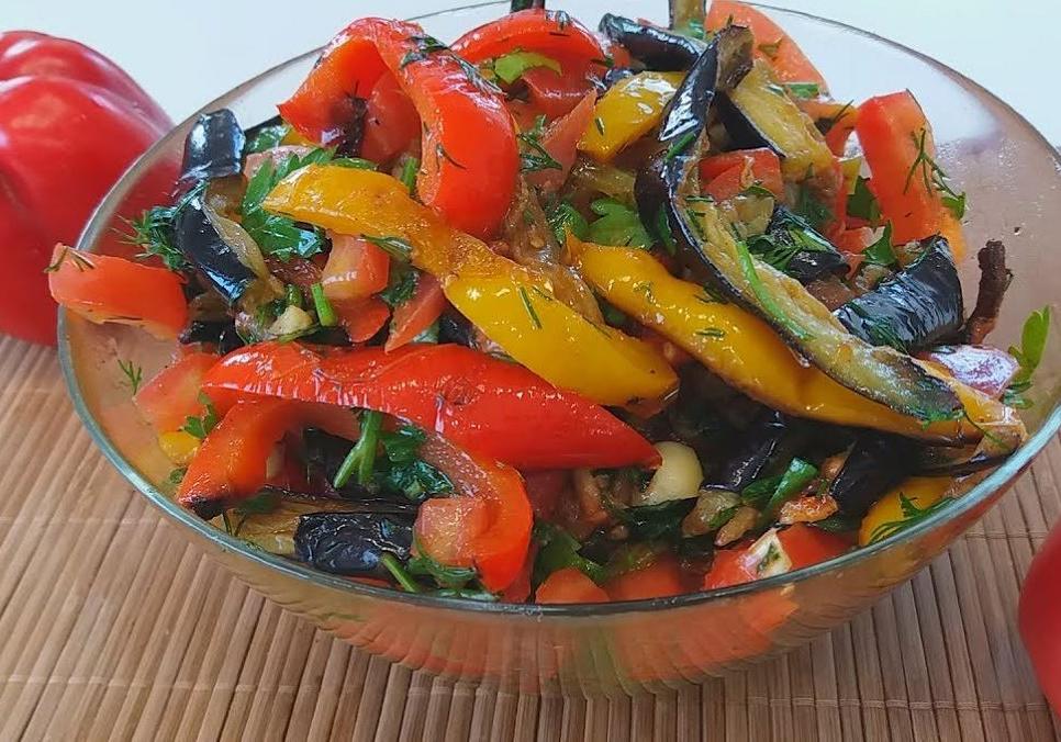 Рецепти: Теплий овочевий салат із баклажанами