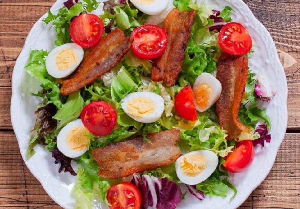 Рецепти: Салат із помідорами та беконом
