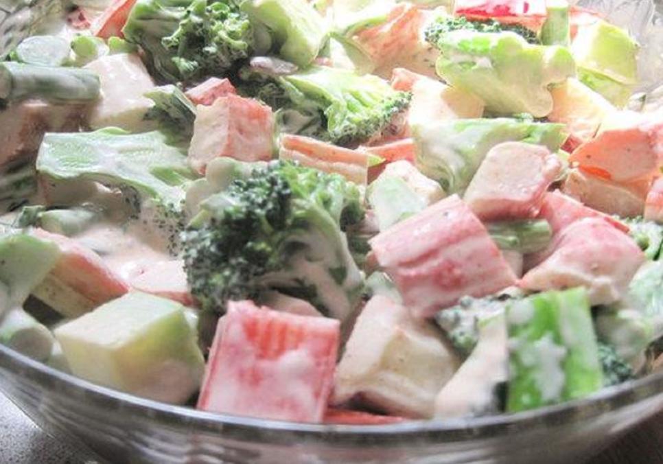 Рецепти: Салат із крабовим м’ясом і броколі