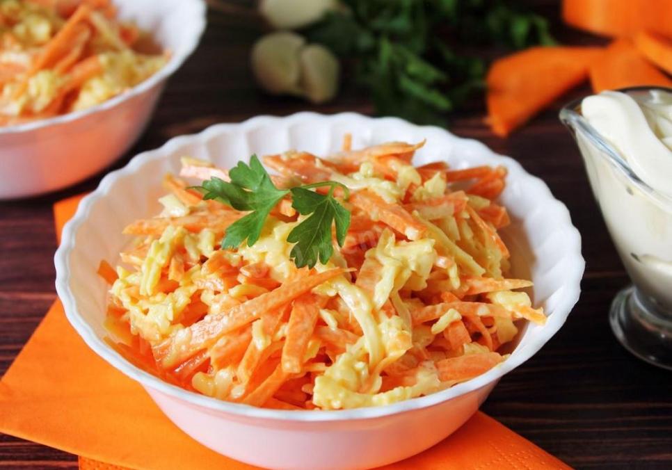 Рецепти:  Смачний поживний салат з яблуками, морквою і хроном