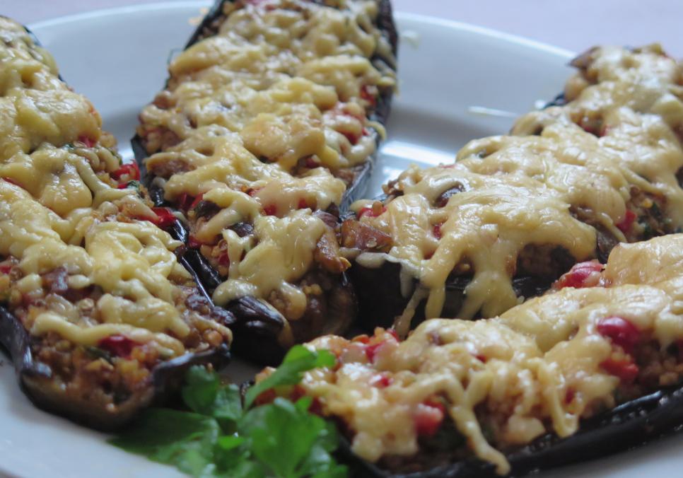 Рецепти:  Смачні апетитні баклажанні «човники» з кус-кусом