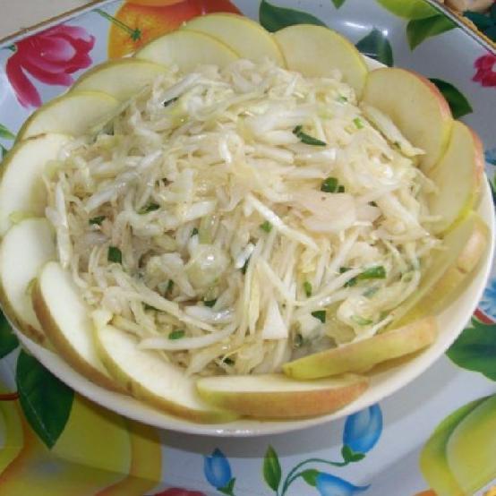 Рецепти:  Смачний поживний салат з капустою і яблуками