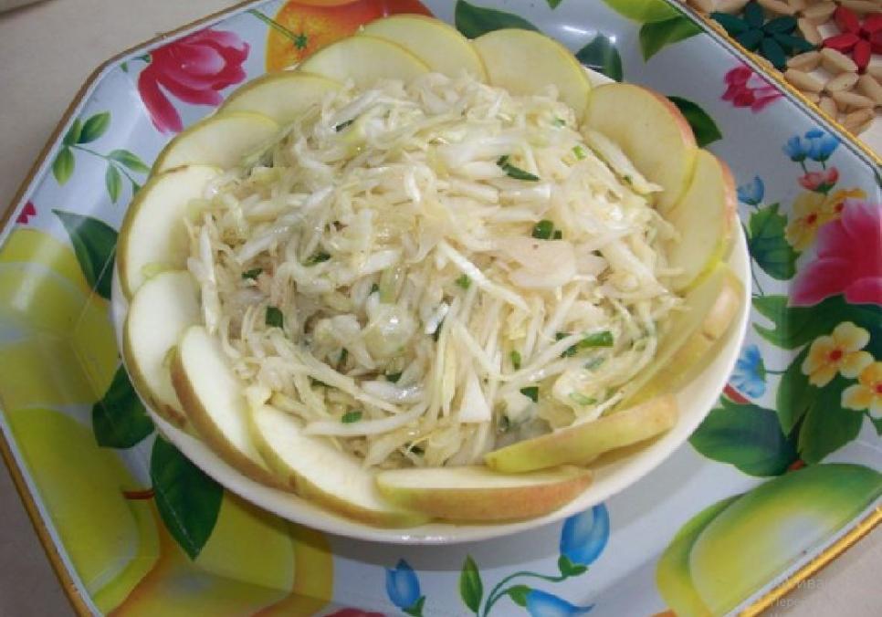 Рецепти:  Смачний поживний салат з капустою і яблуками