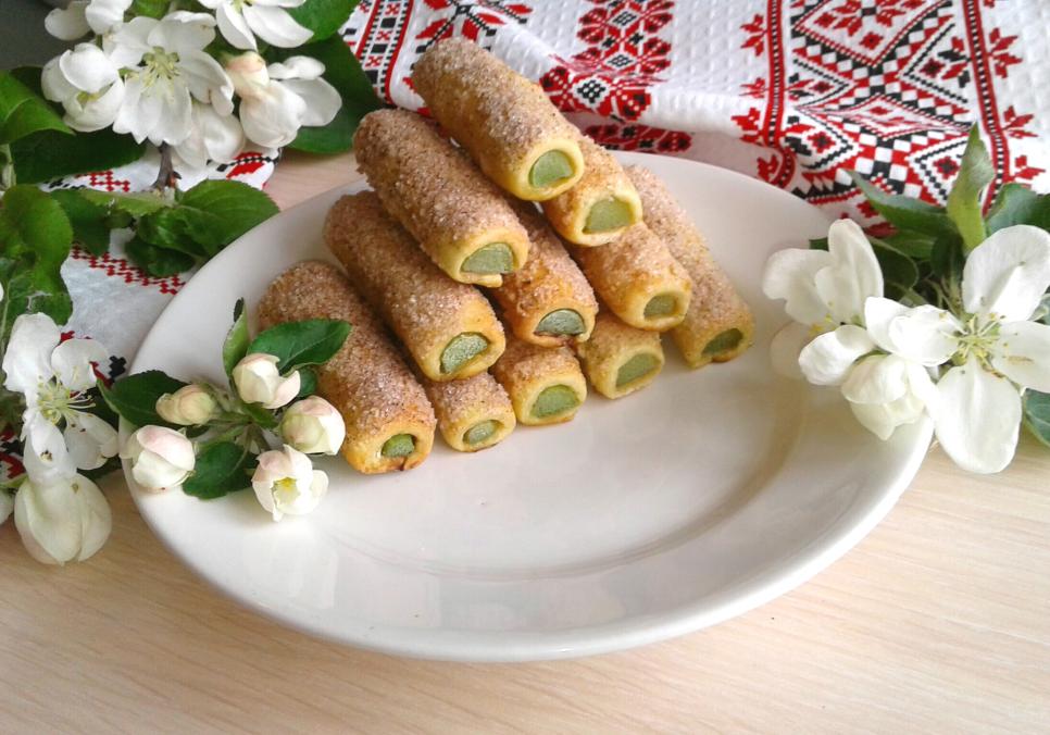 Рецепти:  Смачні ніжні пісочні трубочки з ревенем та корицею
