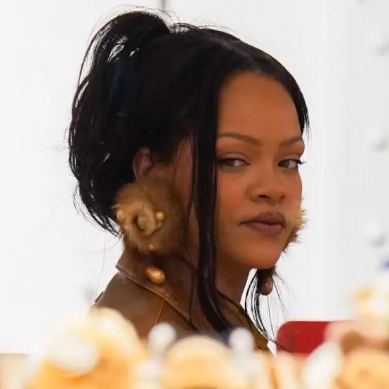 Ріанна приголомшила Париж архівними сережками Mugler під час шопінгу