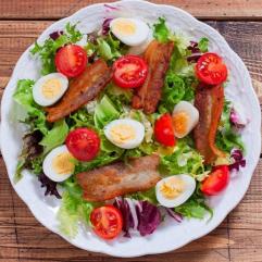 Рецепти:   Смачний ситний салат із помідорами, курятиною  та беконом