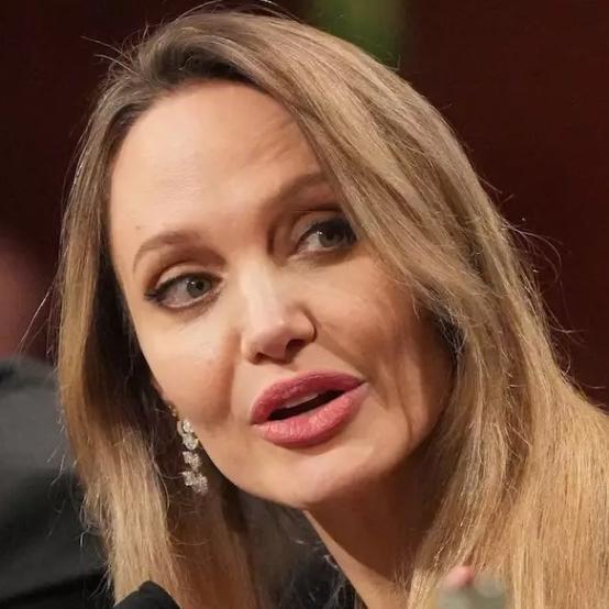 Анджеліна Джолі підкорює Париж: срібна сукня Givenchy та глибока драма у фільмі Couture