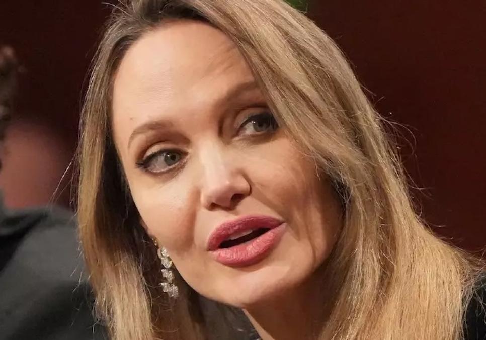Анджеліна Джолі підкорює Париж: срібна сукня Givenchy та глибока драма у фільмі Couture