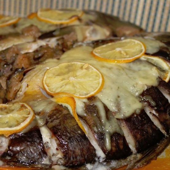 Рецепти:   Смачний фарширований короп у сметанковому соусі