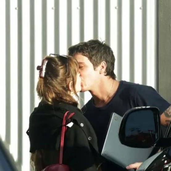 Дакота Джонсон та Role Model підтвердили роман пристрасними поцілунками