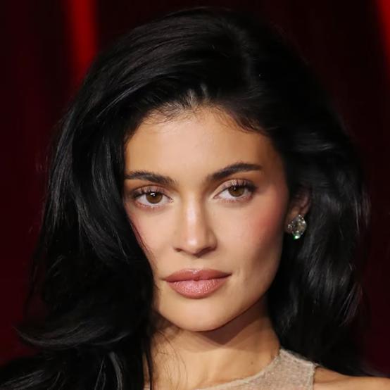 Кайлі Дженнер шокувала мережу порівнянням своїх відредагованих фотографій