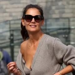 Кеті Голмс вразила мережу сміливим поєднанням класичної сорочки та блискіток