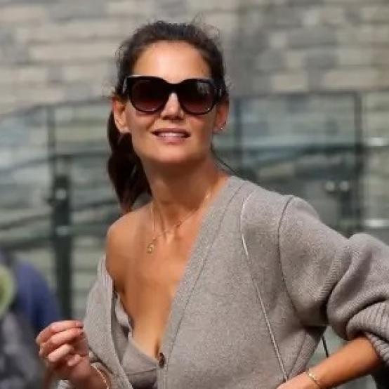 Кеті Голмс вразила мережу сміливим поєднанням класичної сорочки та блискіток