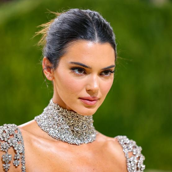 Кендалл Дженнер вразила весільних гостей сміливим поєднанням весняних кольорів