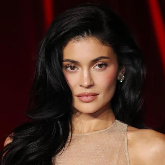 Кайлі Дженнер потрапила під шквал критики через діамантовий нашийник свого кошеняти