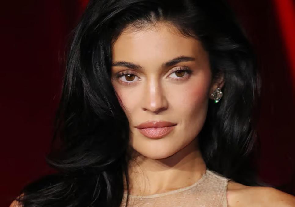 Кайлі Дженнер потрапила під шквал критики через діамантовий нашийник свого кошеняти