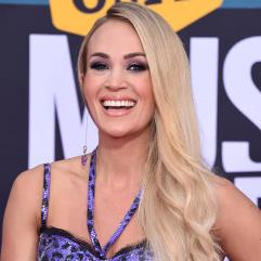 Керрі Андервуд приголомшила фанатів ефірною сукнею на шоу American Idol