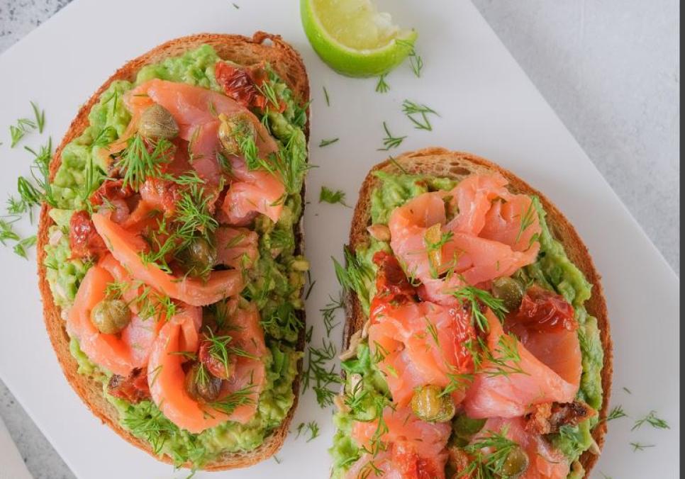 Рецепти:   Смачний цікавий салат на хлібі  “Делікатесний”