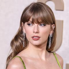 Тейлор Свіфт з'явилася на вулицях Нью-Йорка у весільному образі