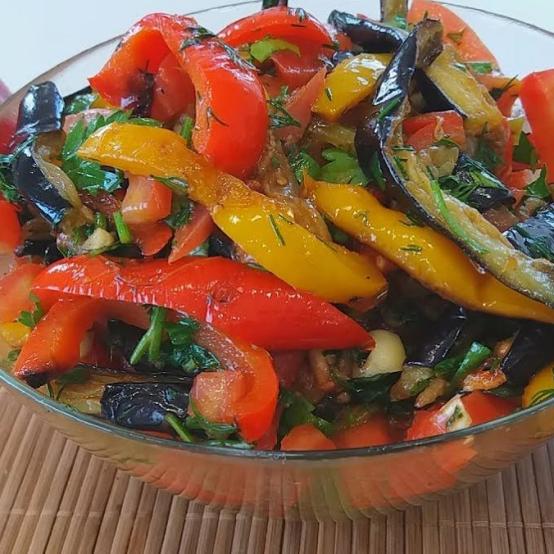 Рецепти:   Смачний поживний теплий овочевий салат із сулугуні