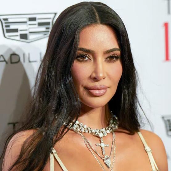 Кім Кардаш’ян: нова ікона «гоночного шику» натхненна Льюїсом Гамільтоном