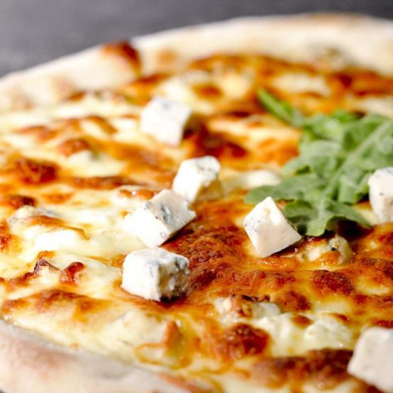 Рецепти:   Смачна апетитна домашня піца  “Чотири сири”