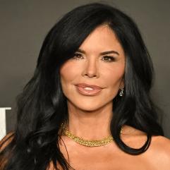 Лорен Санчес вразила сміливим молодіжним образом у джинсах-карго