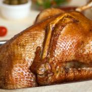 Рецепти:   Смачний  ароматний  запечений  гусак під соусом