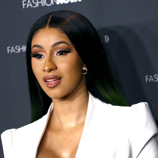 Cardi B демонструє округлий живіт під час третьої вагітності