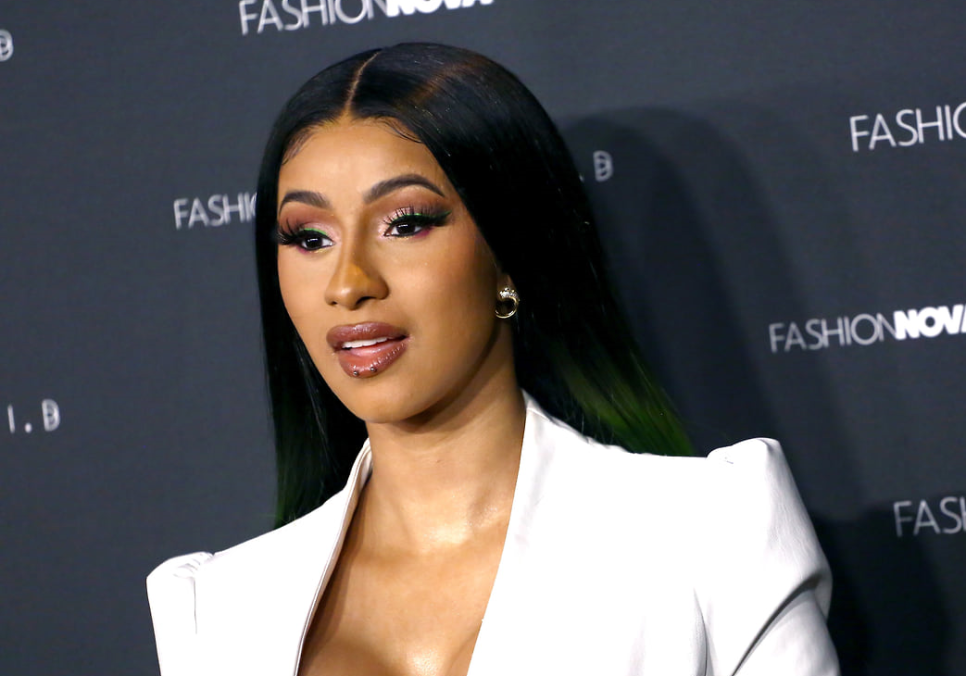 Cardi B демонструє округлий живіт під час третьої вагітності