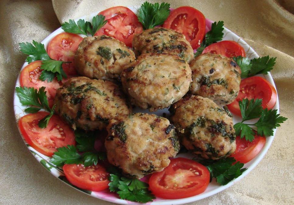 Рецепти:   Смачні котлети з помідорами і сиром