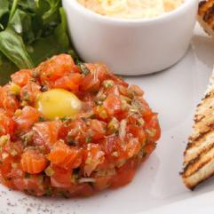 Рецепти:   Смачний  ніжний  “Тартар” зі слабкосоленим лососем