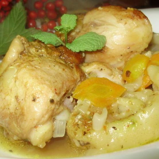 Рецепти:  Смачна апетитна курка з овочами і галушками