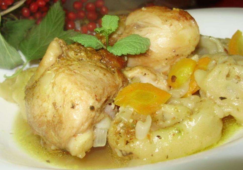 Рецепти:  Смачна апетитна курка з овочами і галушками