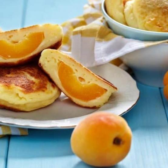 Рецепти:  Смачні домашні сирнички з абрикосами і абрикосовим соусом