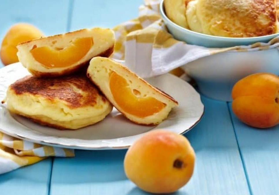 Рецепти:  Смачні домашні сирнички з абрикосами і абрикосовим соусом