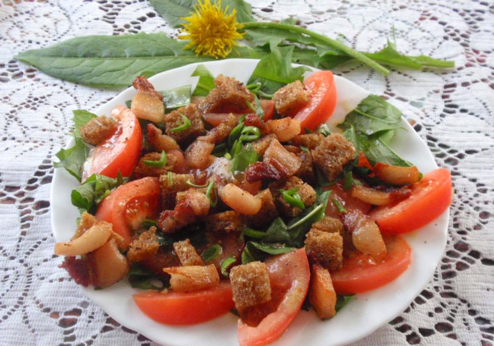 Рецепти:  Смачний домашній салат з кульбабою і салом