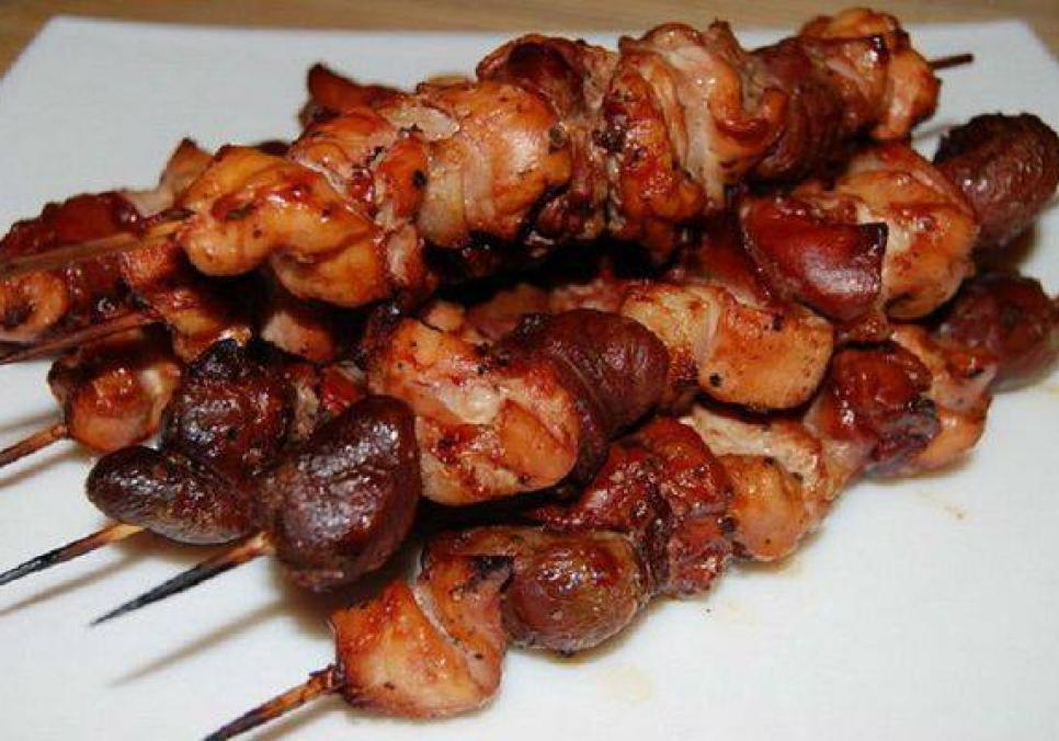 Рецепти:  Смачні курячі сердечка з кунжутом на шпажках у сковорідці