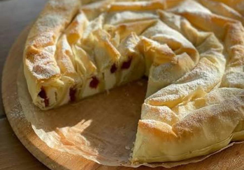 Рецепти:  Смачний ніжний пиріг з тіста філо з кисломолочним сиром та ягодами