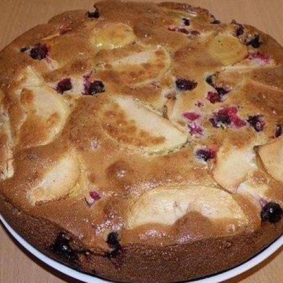 Рецепти:  Смачна домашня шарлотка з яблуком і смородиною