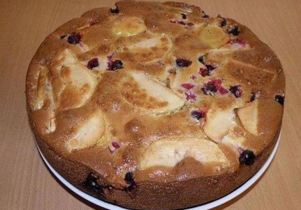 Рецепти:  Смачна домашня шарлотка з яблуком і смородиною