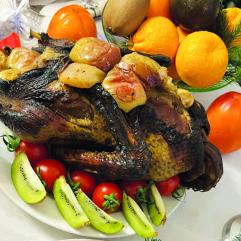 Апетитна  смачна  качка   з яблуками  у  фользі