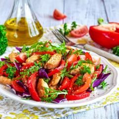 Смачний м’ясний салат з овочами