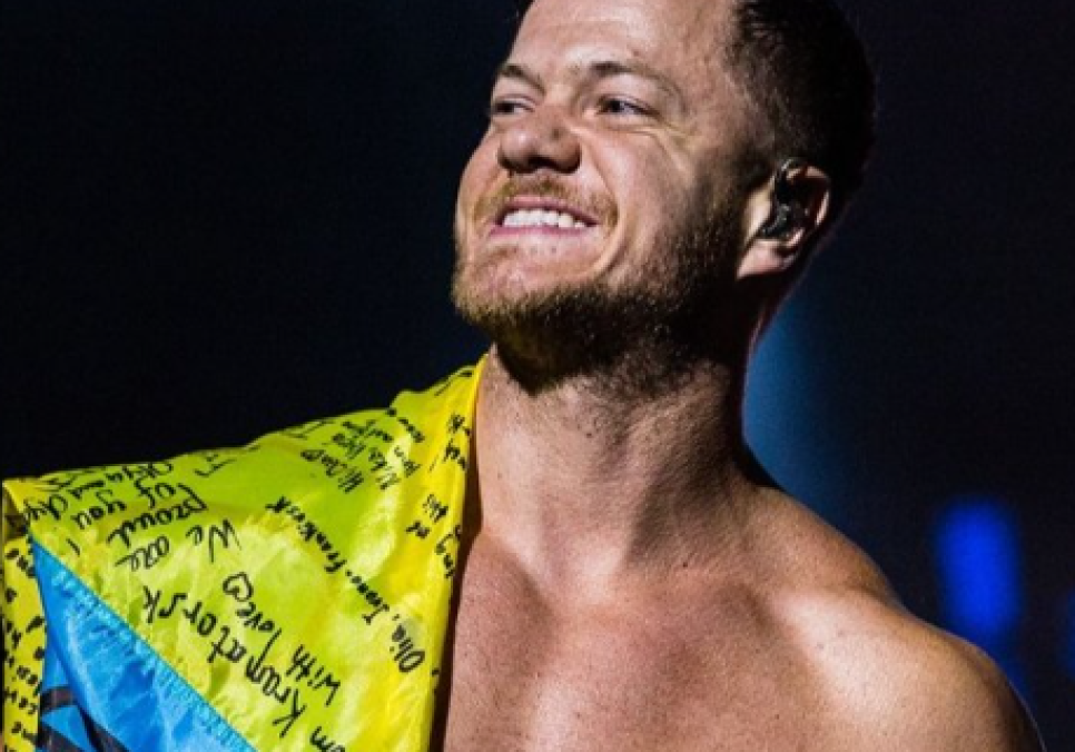 Соліст Imagine Dragons вкотре висловив підтримку українцям і поцілував синьо-жовтий стяг