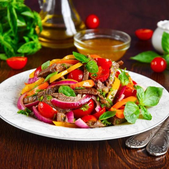 Смачний м’ясний салат з болгарським перцем