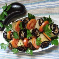 Рецепти:   Смачні пікантні святкові рулетики з баклажанів